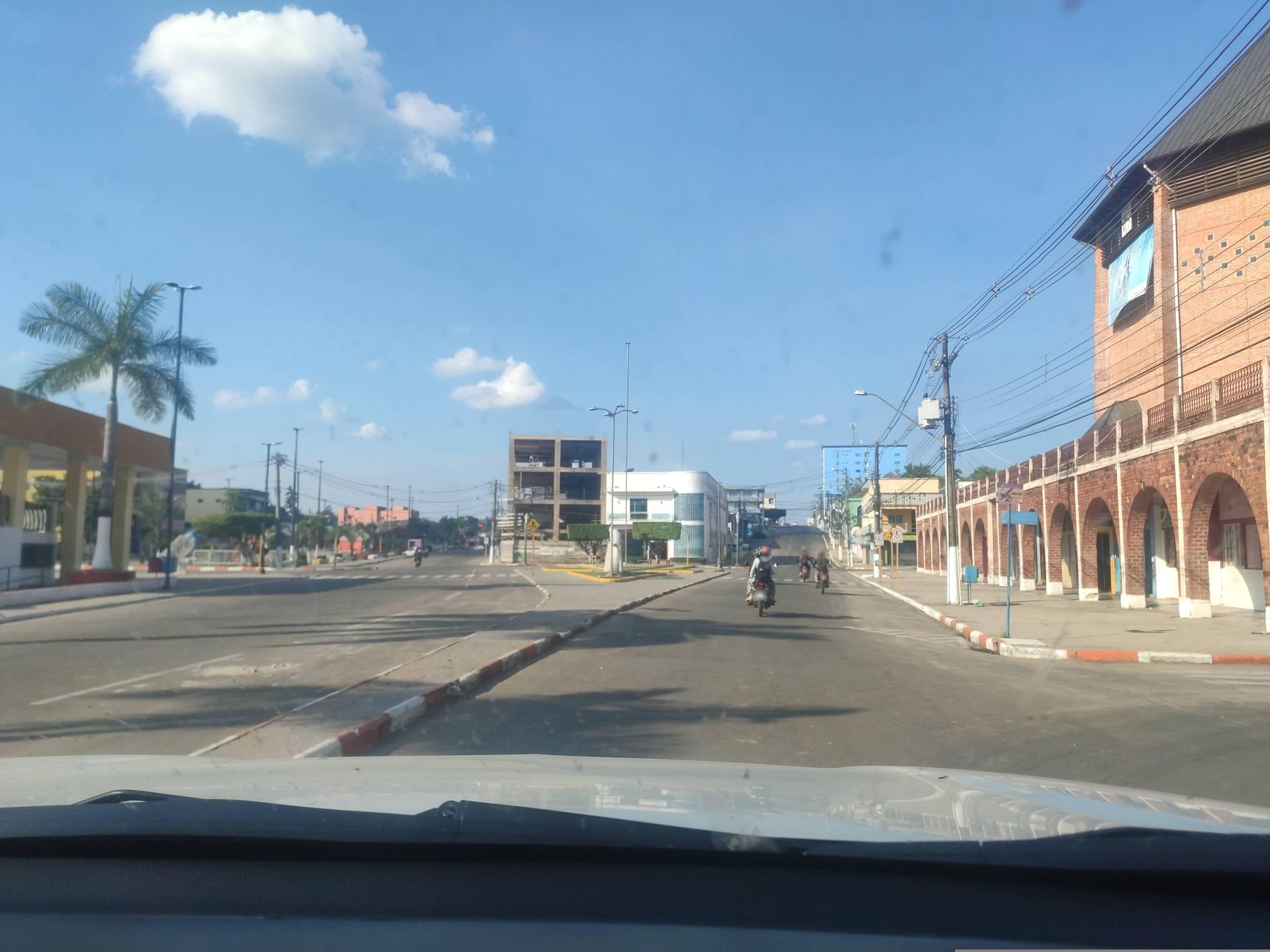 Vista da rua do Ofício do Registro Civil das Pessoas Naturais Tabelionato de Notas em Cruzeiro do Sul/AC