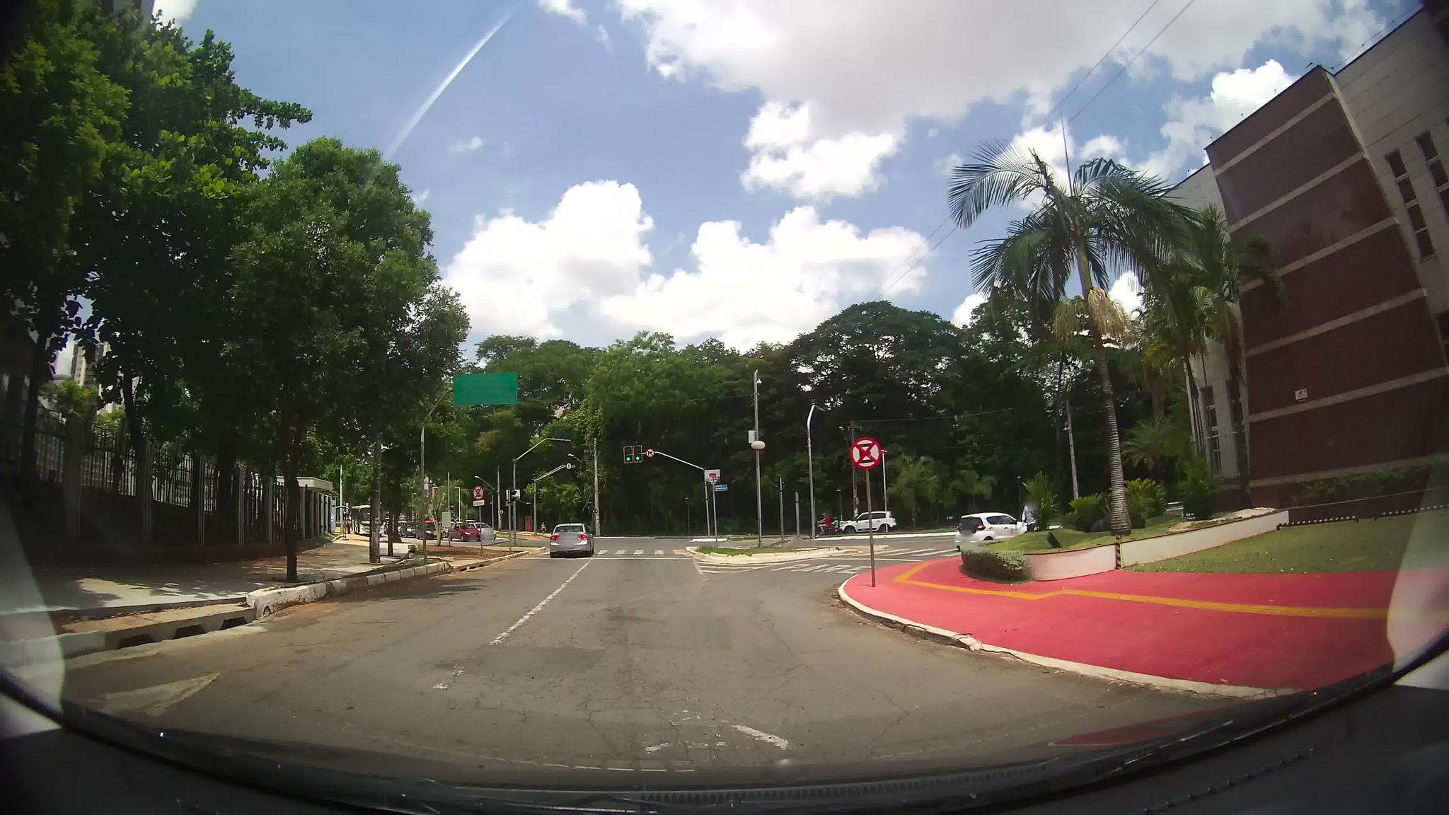 Vista da rua do Registro de Imóveis e Tabelionato 1º de Notas em Porangatu/GO